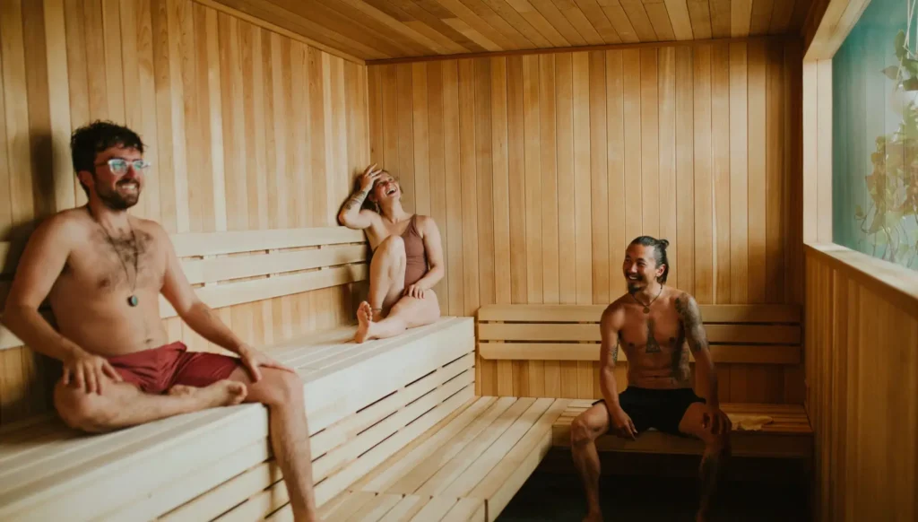 3 personer der sidder i en sauna og viser at sauna er godt for alle