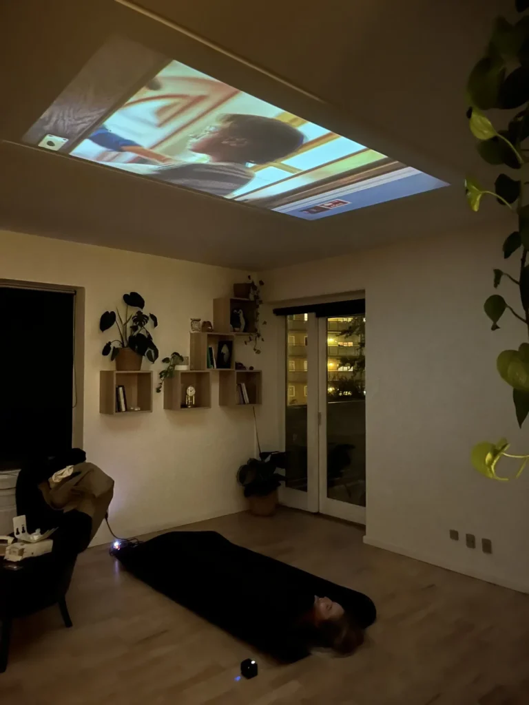 saunatæppe på gulvet med projektor i loftet