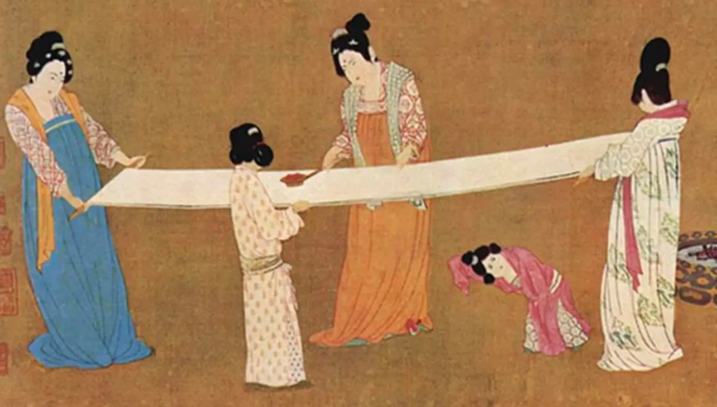 3 vokne kinesere og 2 børn arbejder med silke