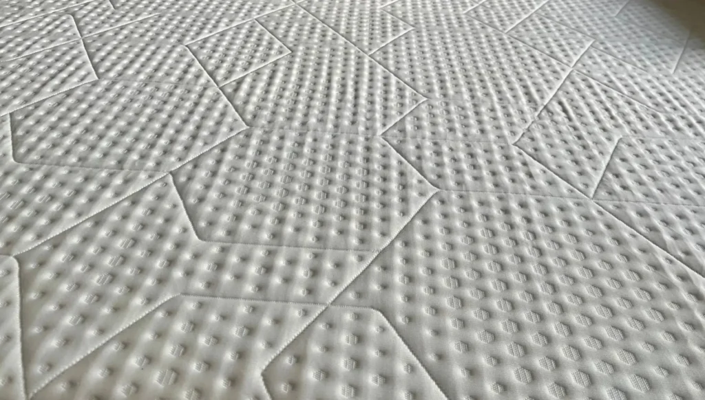 Close up af mønstret på Emma Air Grid Topmadrassen