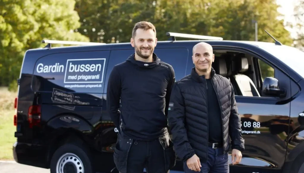 gardinbus Silkeborg i baggrunden 2 professionale gardin montøre foran